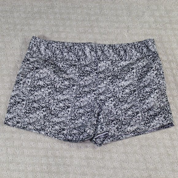 Calvin Klein Size 4 Black and White Stretch Shorts - Picture 1 of 6